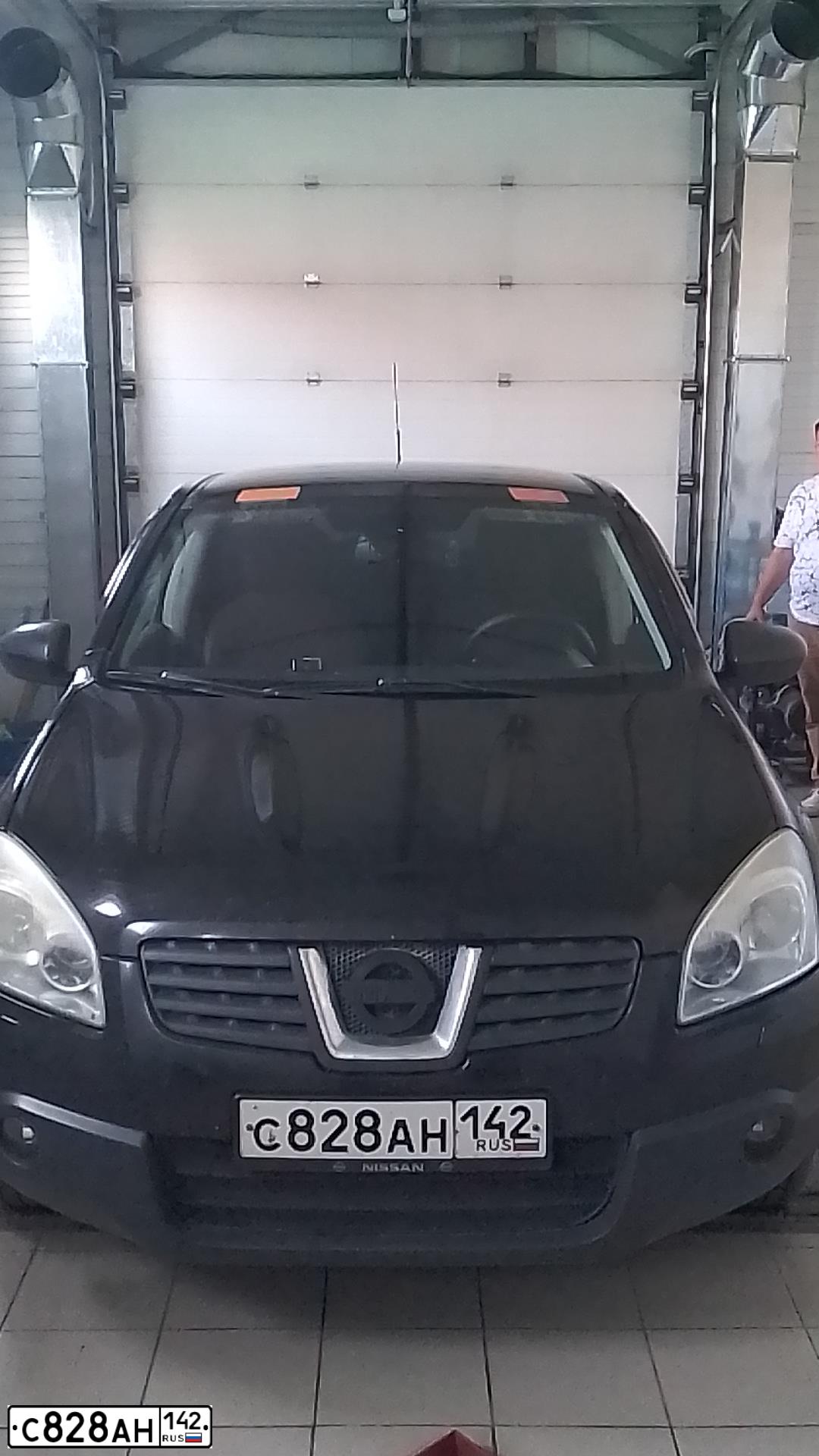 Фото автомобиля NISSAN QASHQAI, 2007 — госномер Н033ЕО70. Цвет: ЧЕРНЫЙ