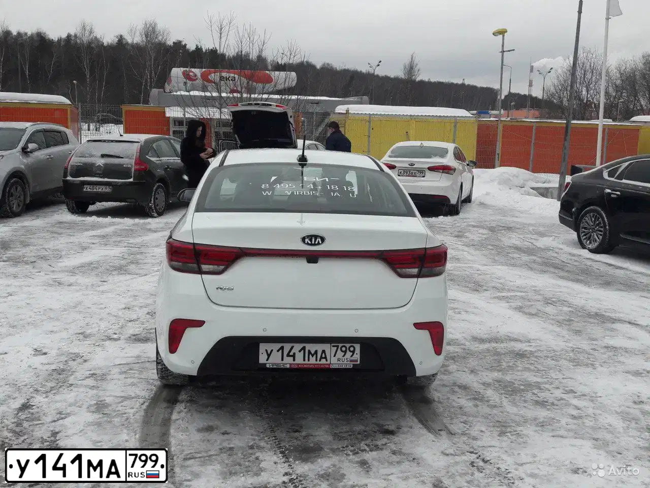 Фото автомобиля KIA RIO, 2018 — госномер У141МА799. Цвет: Белый