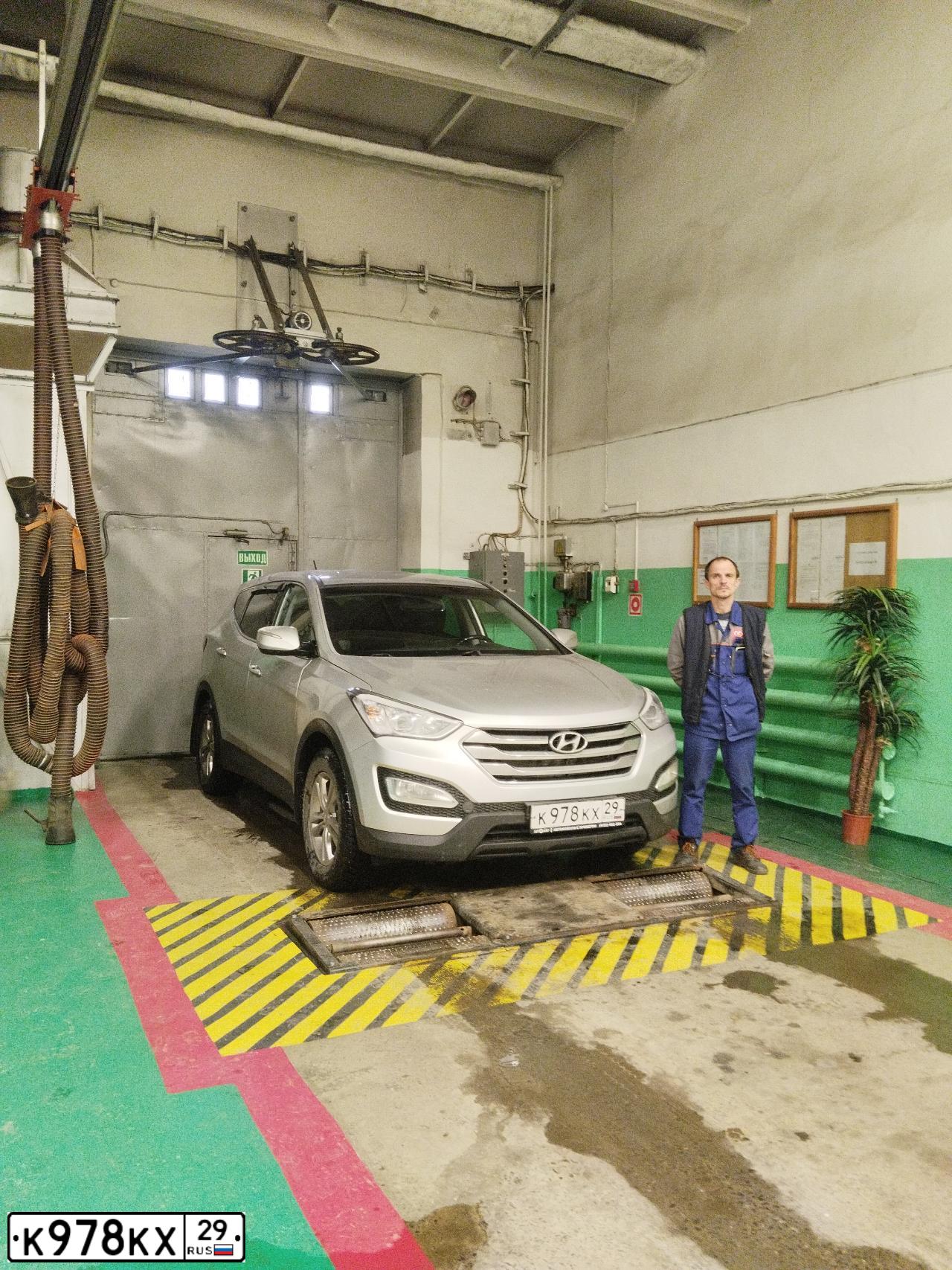 Фото автомобиля HYUNDAI SANTA FE, 2012 — госномер О804ОМ29. Цвет: СВЕТЛО-СЕРЫЙ
