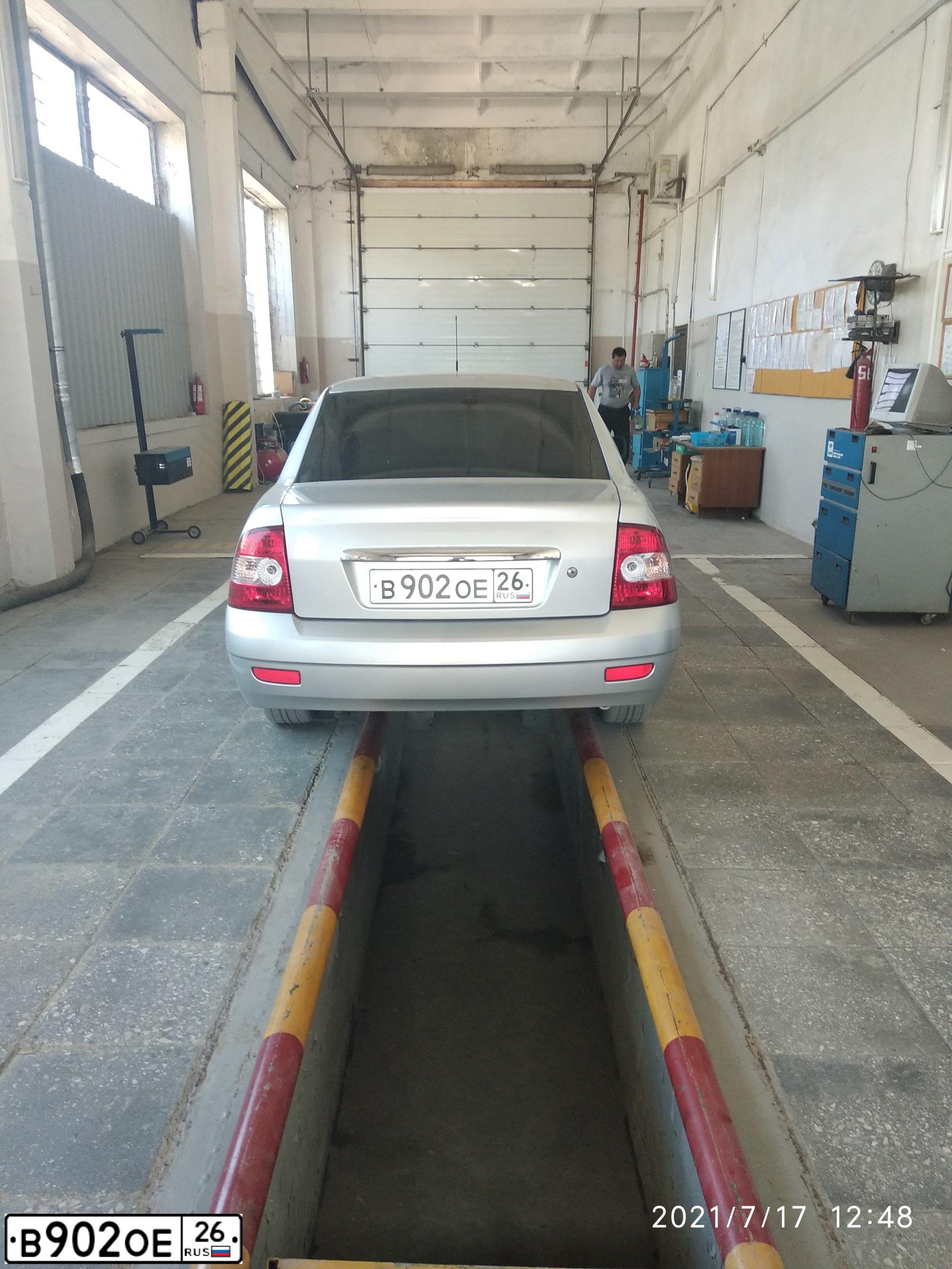 Фото автомобиля LADA 2170 PRIORA, 2011 — госномер В902ОЕ26. Цвет: СВЕТЛО-СЕРЕБРИСТЫЙ МЕТАЛЛ