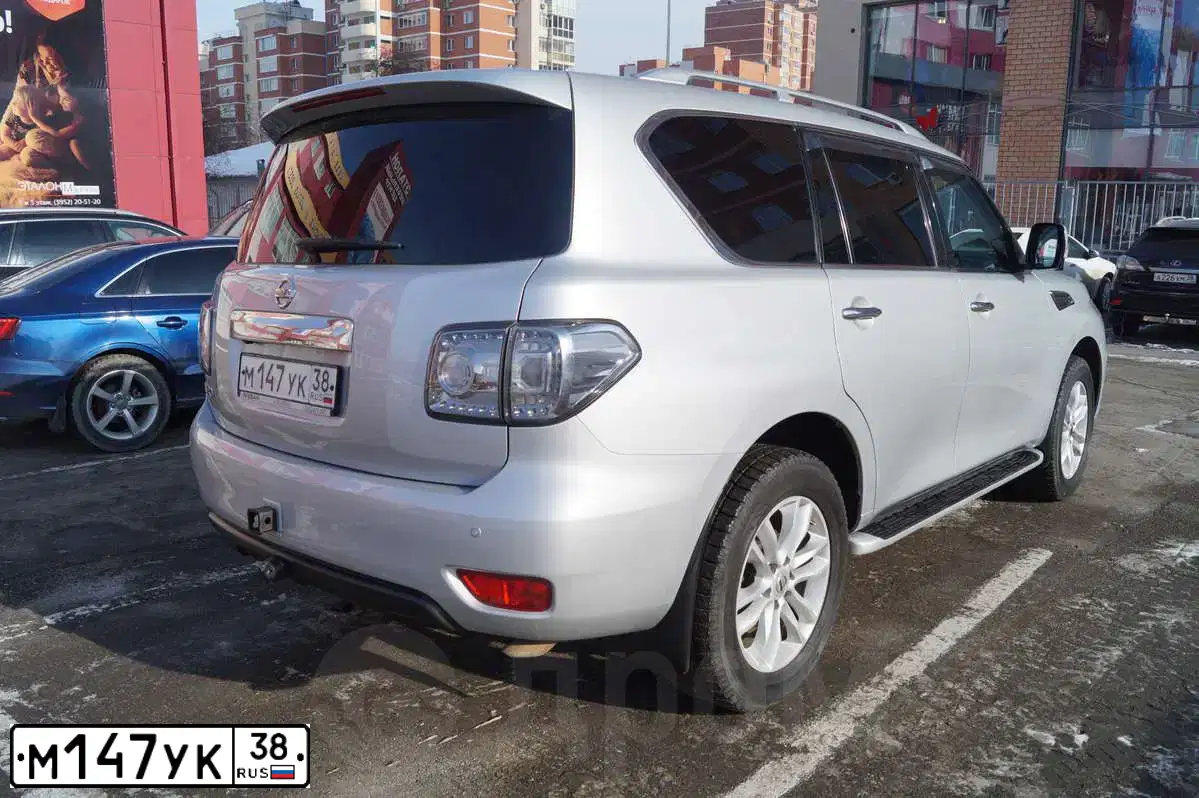 Фото автомобиля NISSAN PATROL, 2010 — госномер М147УК38. Цвет: СЕРЕБРИСТЫЙ
