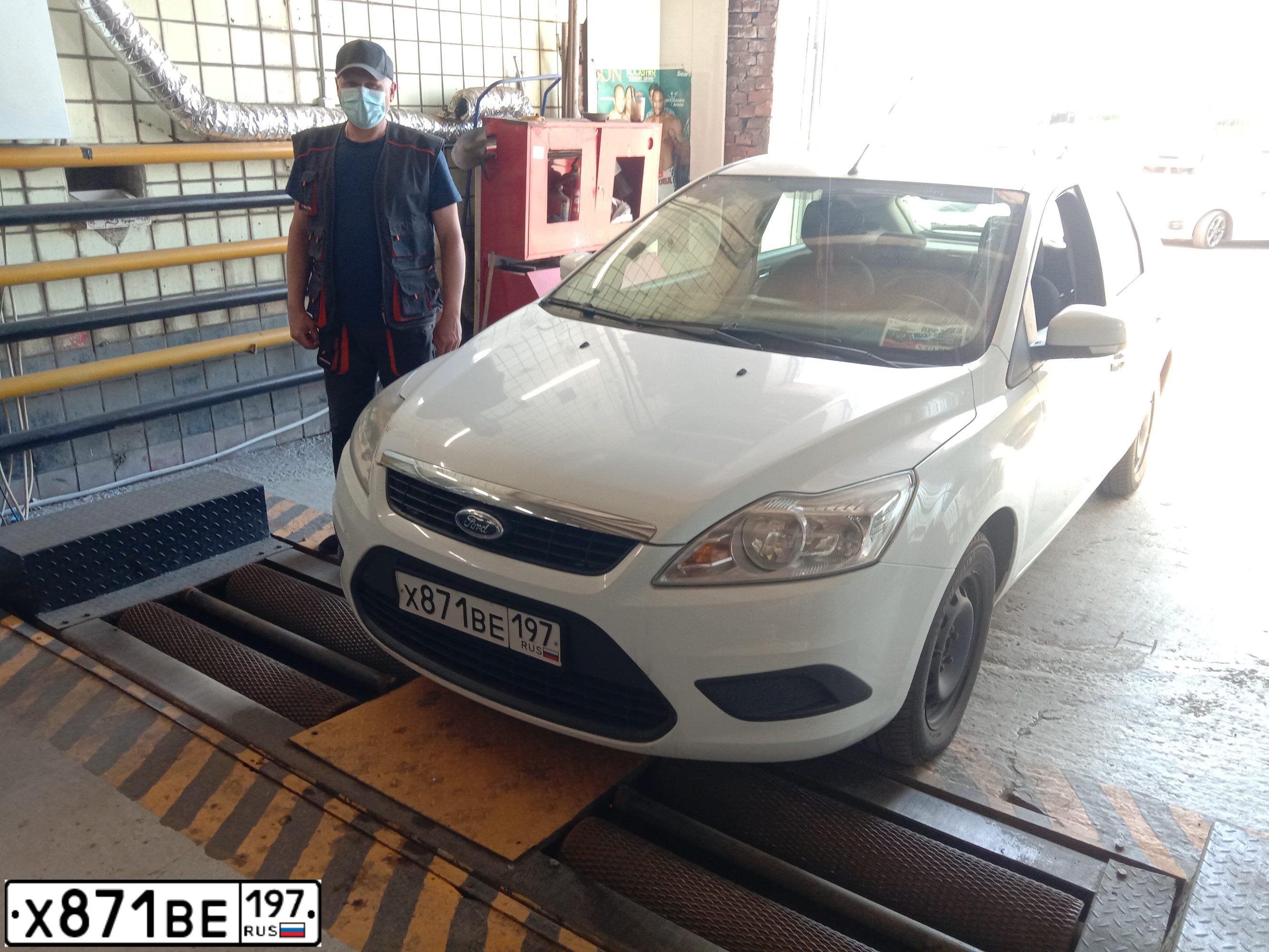 Фото автомобиля FORD FOCUS, 2010 — госномер Х871ВЕ197. Цвет: БЕЛЫЙ
