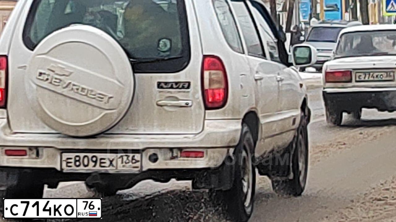 Фото автомобиля FORD GALAXY, 1996 — госномер Р002ЕМ76. Цвет: СВЕТЛО-СЕРЫЙ