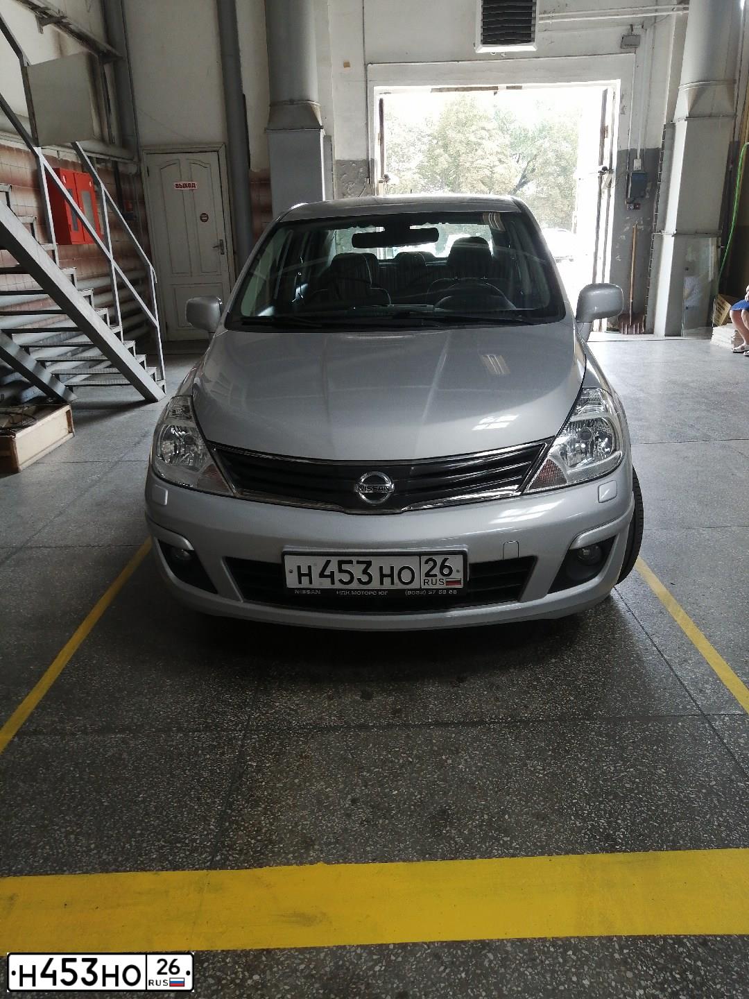 Фото автомобиля NISSAN TIIDA, 2013 — госномер Н453НО26. Цвет: СЕРЕБРИСТЫЙ