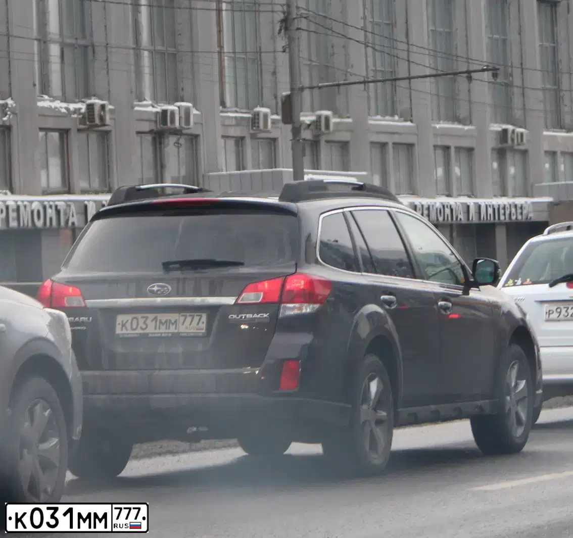 Фото автомобиля SUBARU OUTBACK, 2014 — госномер К031ММ777. Цвет: КРАСНЫЙ