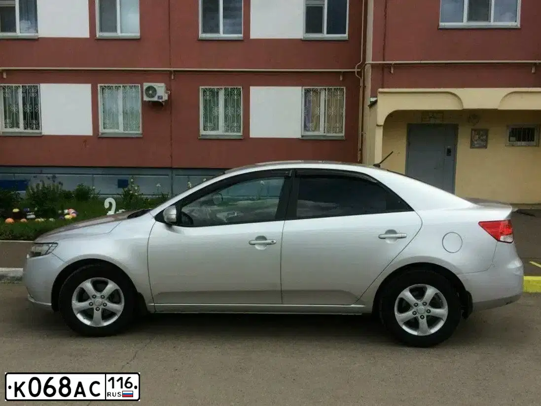 Фото автомобиля KIA CERATO, 2009 — госномер К358РЕ196. Цвет: серебристый