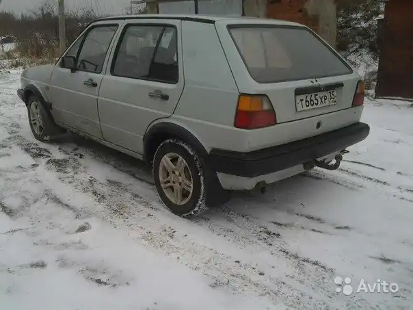 Фото автомобиля VOLKSWAGEN GOLF, 1987 — госномер Е293СТ35. Цвет: СВЕТЛО-СЕРЫЙ