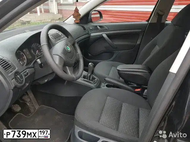 Фото автомобиля VOLKSWAGEN PASSAT, 1992 — госномер Р739МХ197. Цвет: ЗЕЛЕНЫЙ