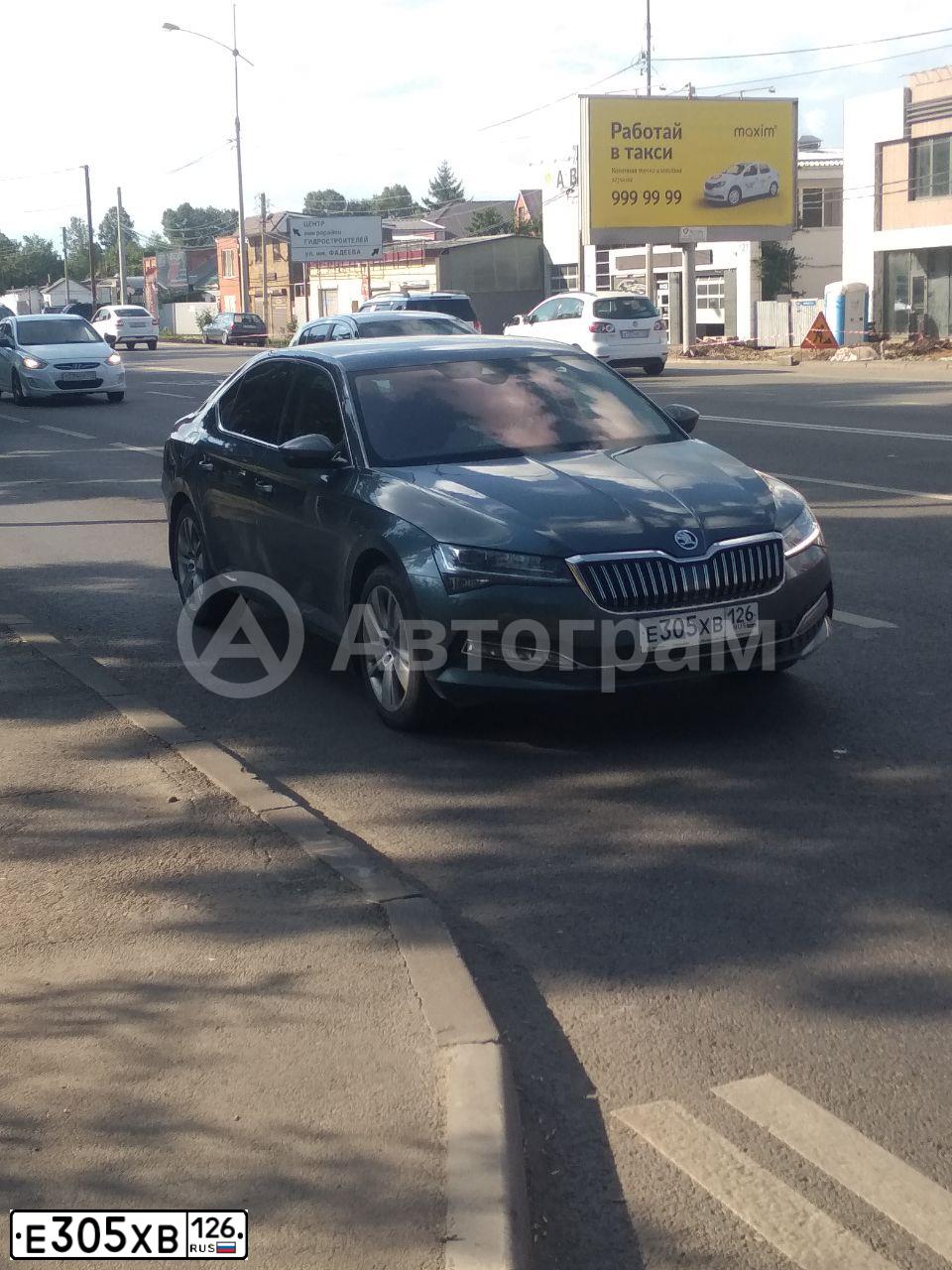 Фото автомобиля SKODA SUPERB, 2019 — госномер Е305ХВ126. Цвет: СЕРЫЙ