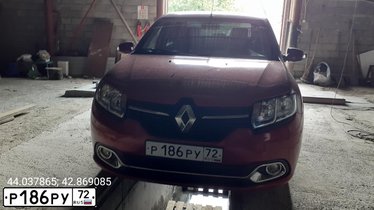 Фото автомобиля RENAULT LOGAN, 2015 — госномер Р186РУ72. Цвет: Красный