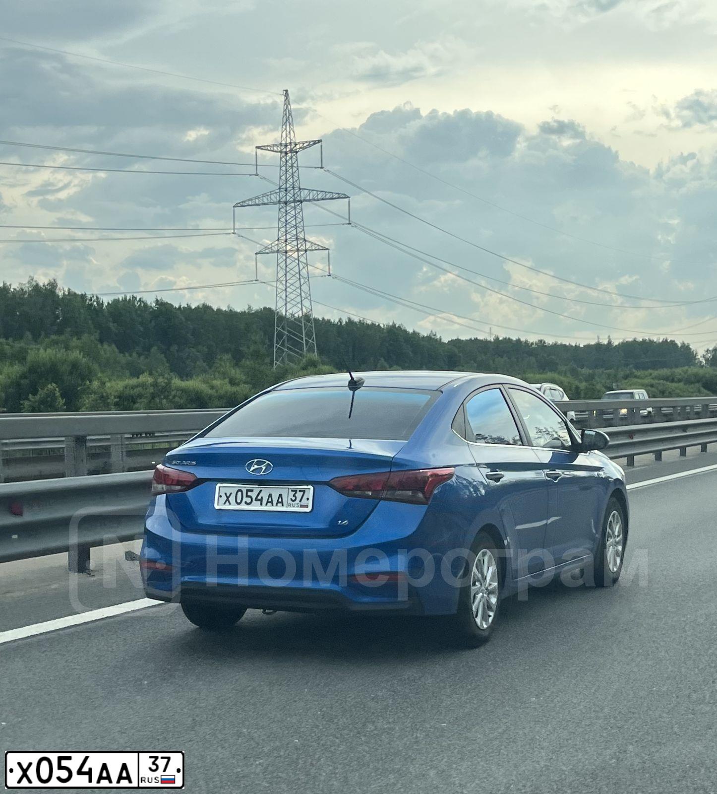 Фото автомобиля HYUNDAI SOLARIS, 2020 — госномер Х054АА37. Цвет: синий