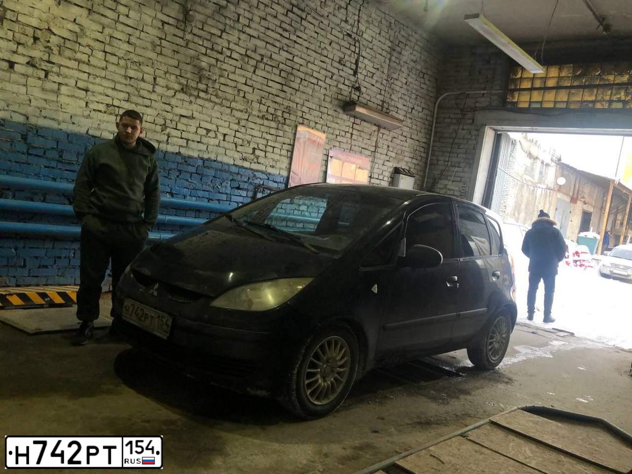 Фото автомобиля MITSUBISHI COLT, 2006 — госномер Н742РТ154. Цвет: ЧЕРНЫЙ