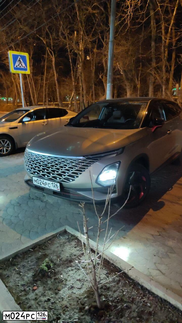 Фото автомобиля OMODA C5, 2022 — госномер М024РС126. Цвет: ЧЕРНЫЙ СЕРЫЙ