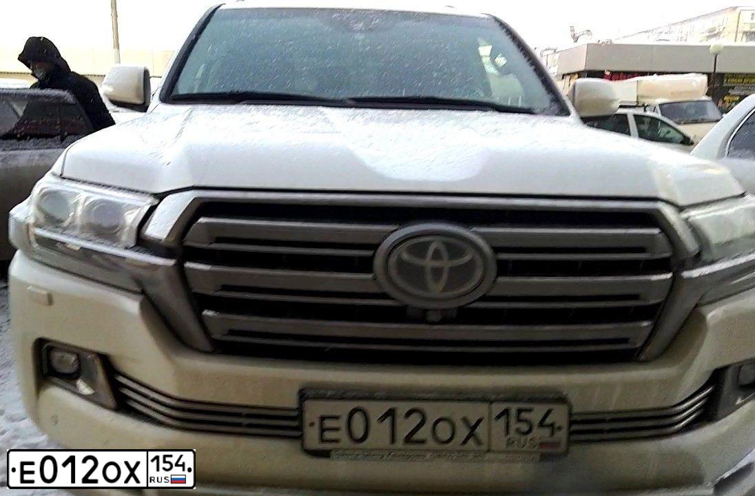 Фото автомобиля TOYOTA LANDCRUISER 200, 2016 — госномер Е010КХ42. Цвет: Белый