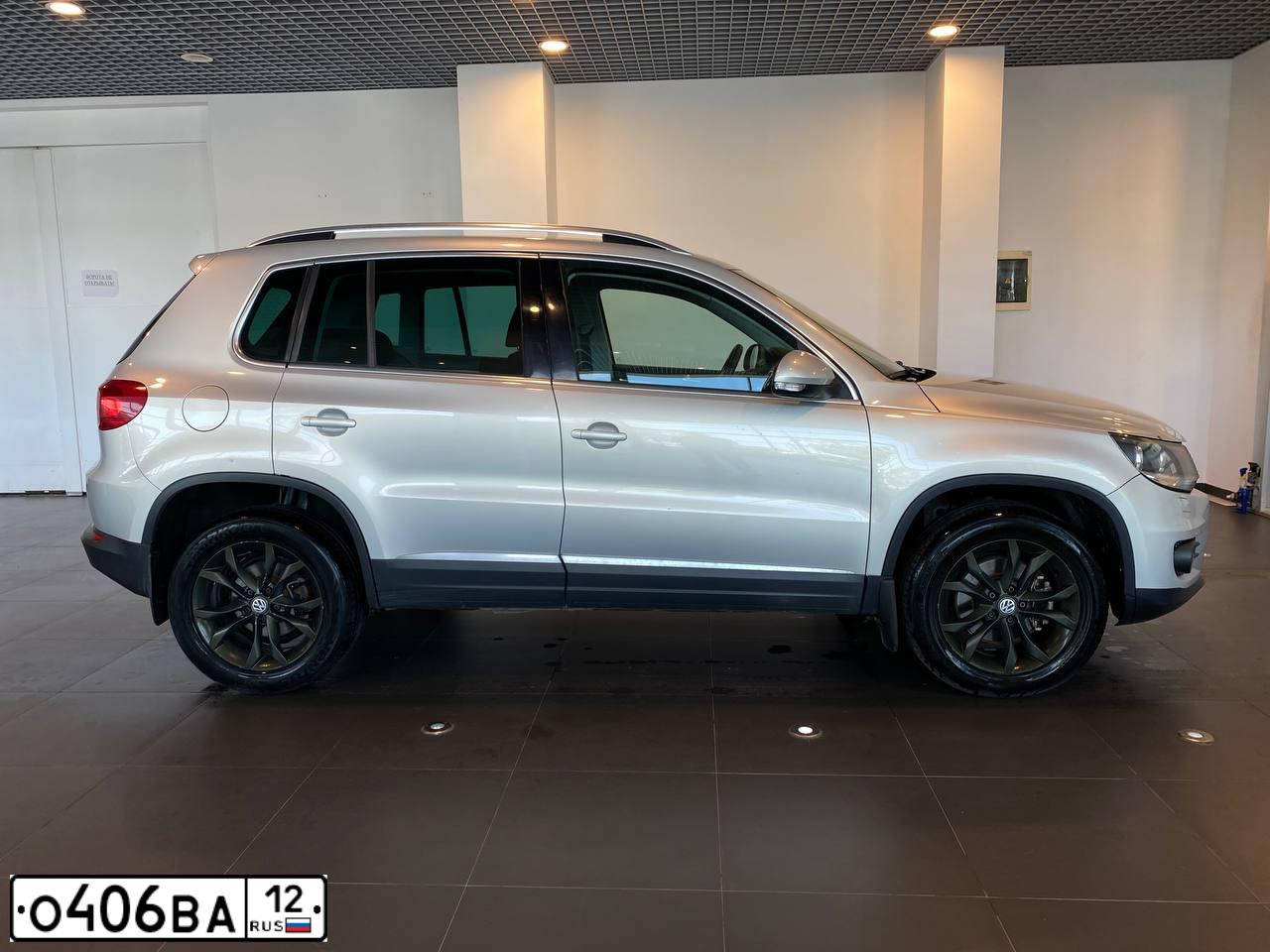 Фото автомобиля VOLKSWAGEN TIGUAN, 2011 — госномер Н209СН21. Цвет: СЕРЕБРИСТО-ЖЕЛТЫЙ