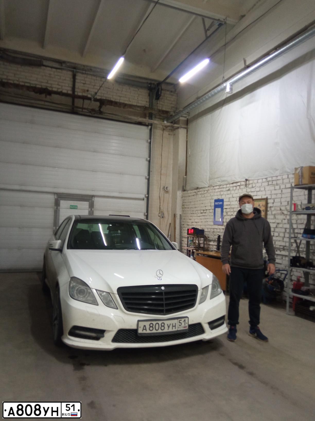 Фото автомобиля MERCEDES E-KLASSE, 2012 — госномер Р112ВР179. Цвет: Белый