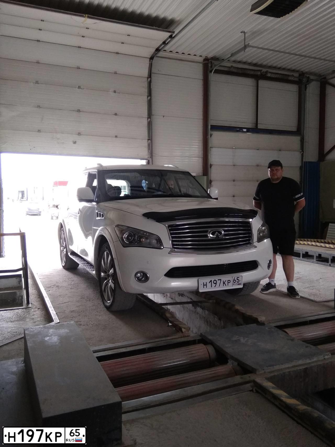 Фото автомобиля INFINITI QX80 /QX56/, 2011 — госномер М222ММ65. Цвет: Белый