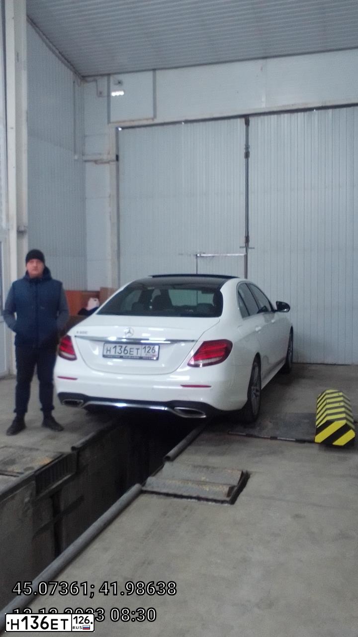 Фото автомобиля MERCEDES E-KLASSE, 2016 — госномер Т001НН26. Цвет: Белый