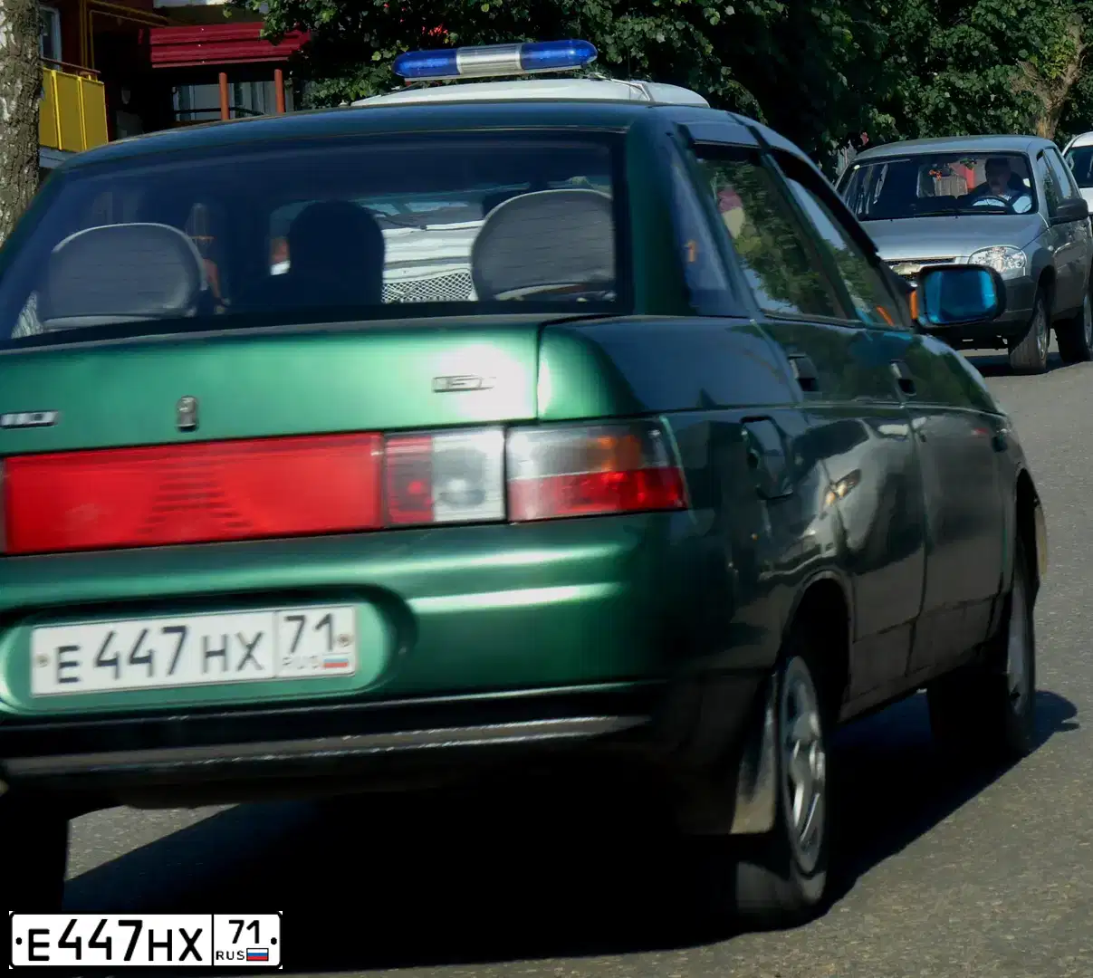 Фото автомобиля LADA 2110, 1999 — госномер Е447НХ71. Цвет: СЕРЕБРИСТЫЙ ЯРКО-ЗЕЛЁНЫЙ