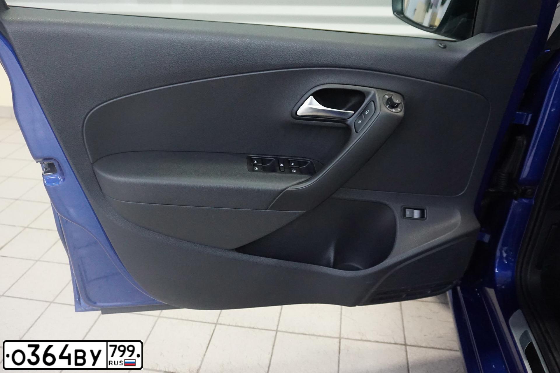 Фото автомобиля VOLKSWAGEN POLO, 2018 — госномер К685УУ799. Цвет: ЯРКО-СИНИЙ
