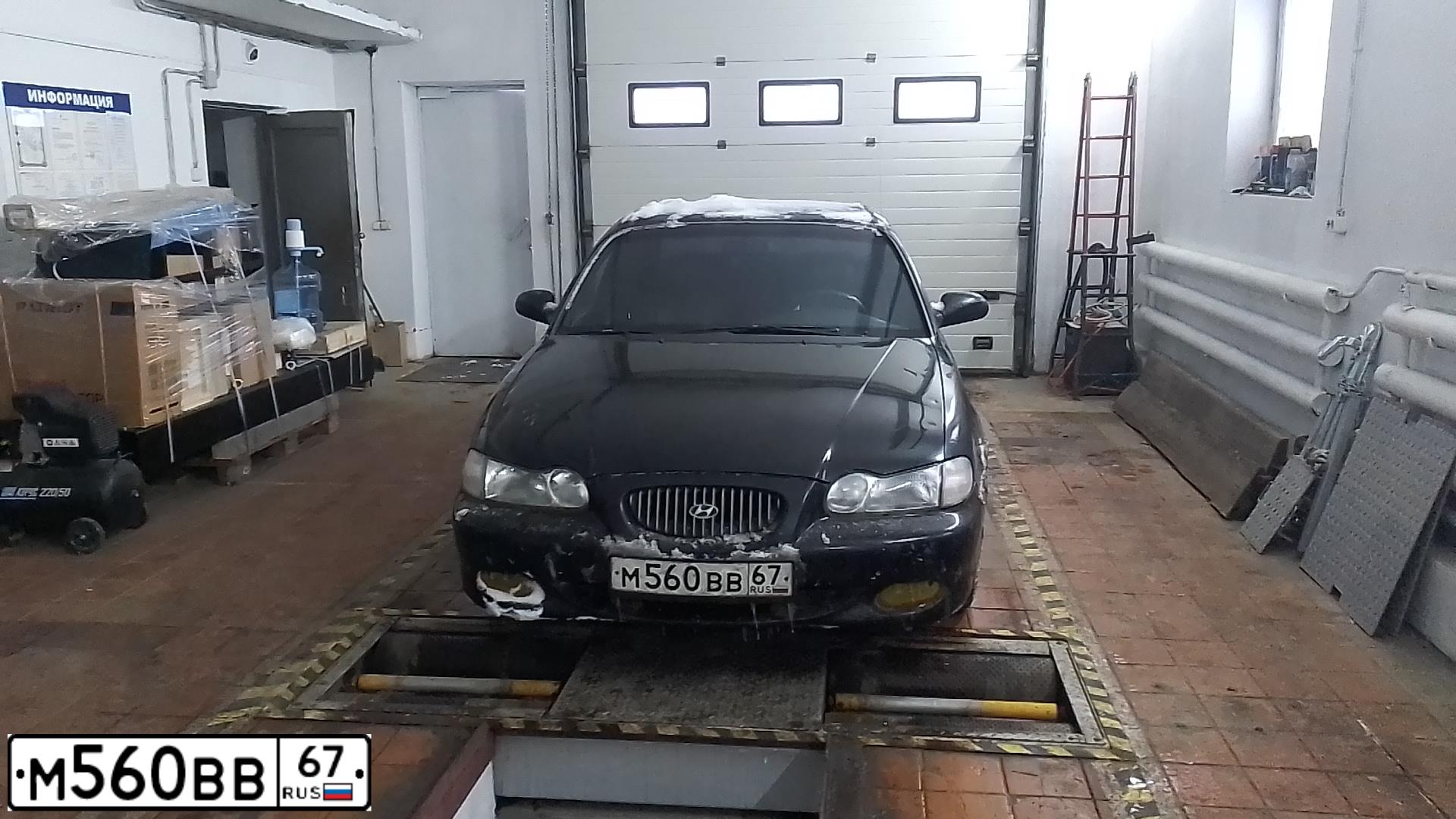 Фото автомобиля HYUNDAI SONATA, 1996 — госномер М560ВВ67. Цвет: ЧЕРНЫЙ
