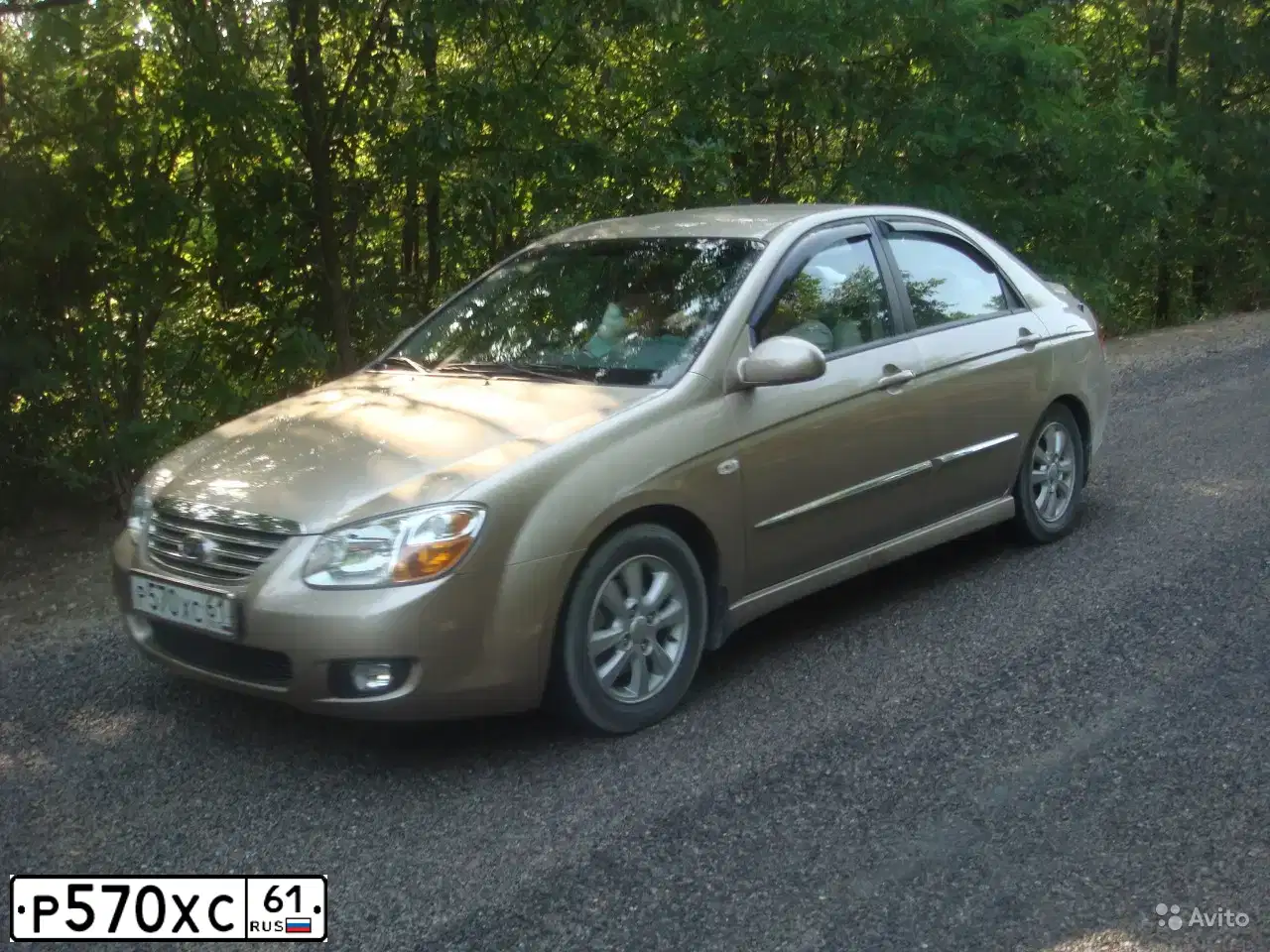Фото автомобиля KIA CERATO, 2006 — госномер Р570ХС61. Цвет: ЗОЛОТИСТЫЙ