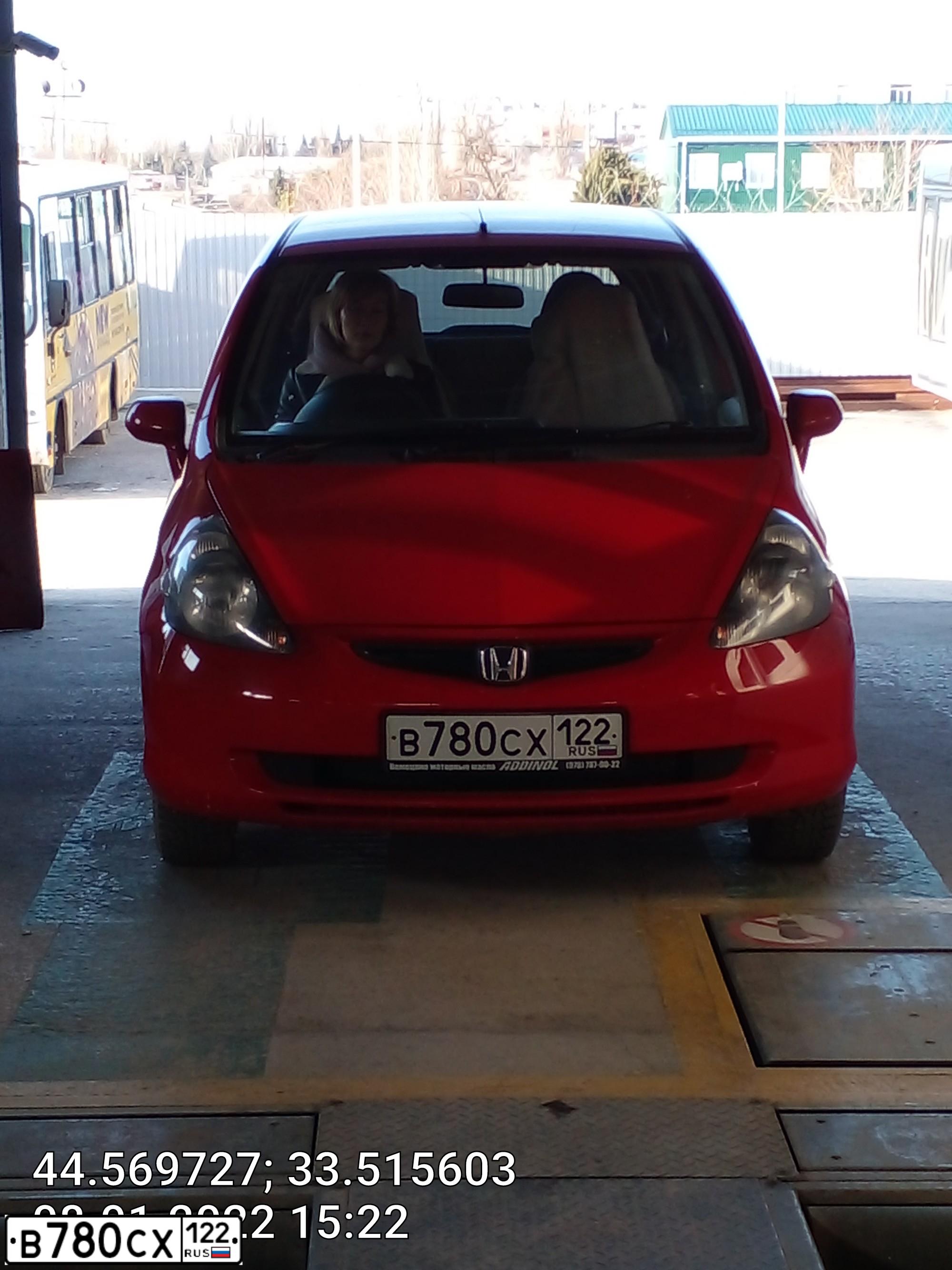 Фото автомобиля HONDA FIT, 2004 — госномер В106АЕ92