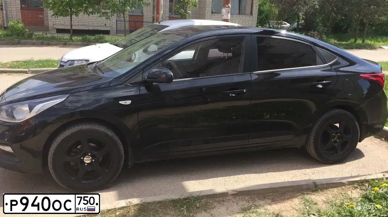 Фото автомобиля HYUNDAI SOLARIS, 2017 — госномер Р940ОС750. Цвет: ЧЕРНЫЙ