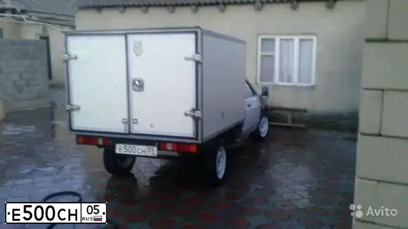 Фото автомобиля TOYOTA LANDCRUISER, 2005 — госномер Е500СН05. Цвет: БЕЛЫЙ (СЕРЫЙ)