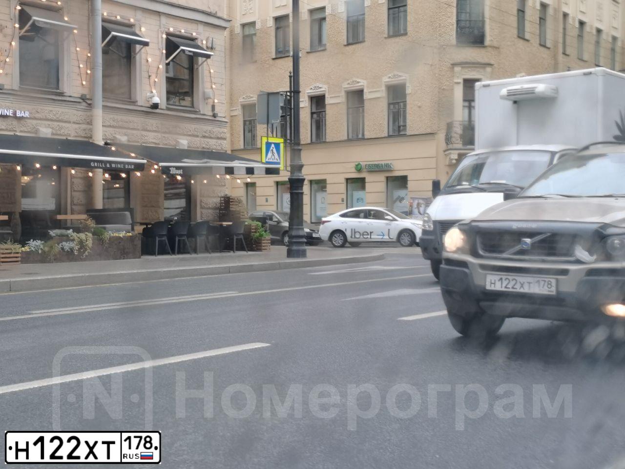 Фото автомобиля VOLVO XC90, 2004 — госномер Н122ХТ178. Цвет: БЕЖЕВЫЙ