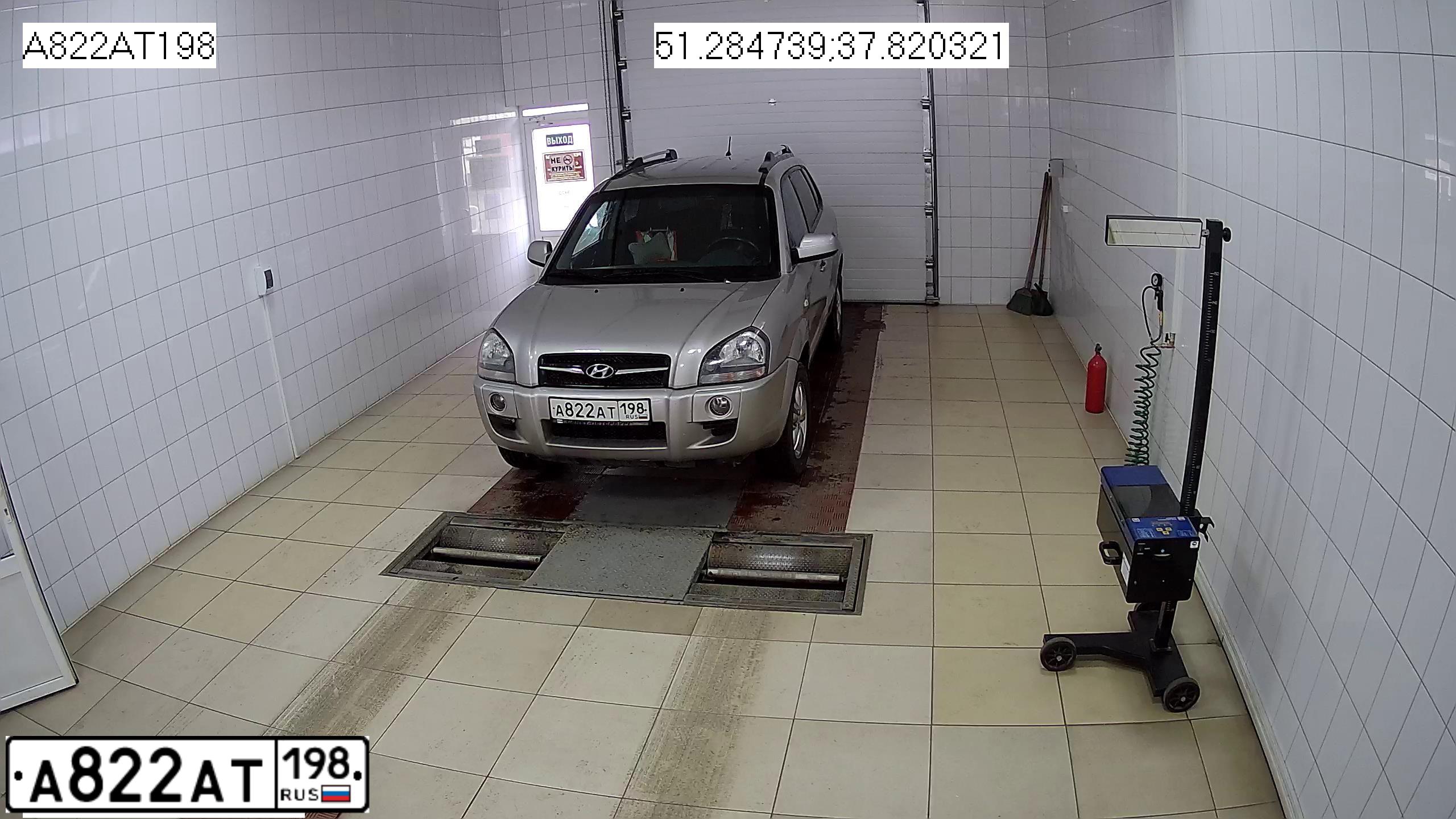 Фото автомобиля HYUNDAI TUCSON, 2008 — госномер О198АА98. Цвет: серебристый