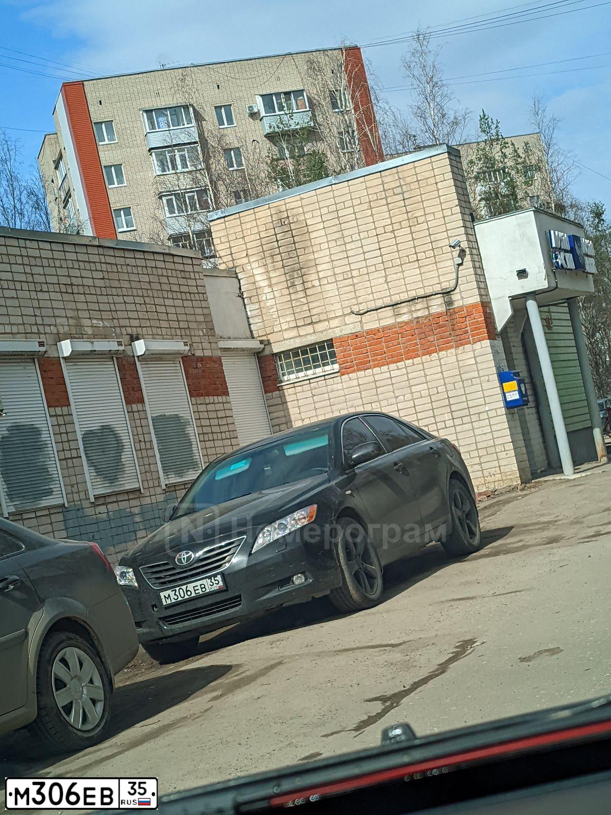 Фото автомобиля TOYOTA CAMRY, 2008 — госномер М306ЕВ35. Цвет: ЧЕРНЫЙ
