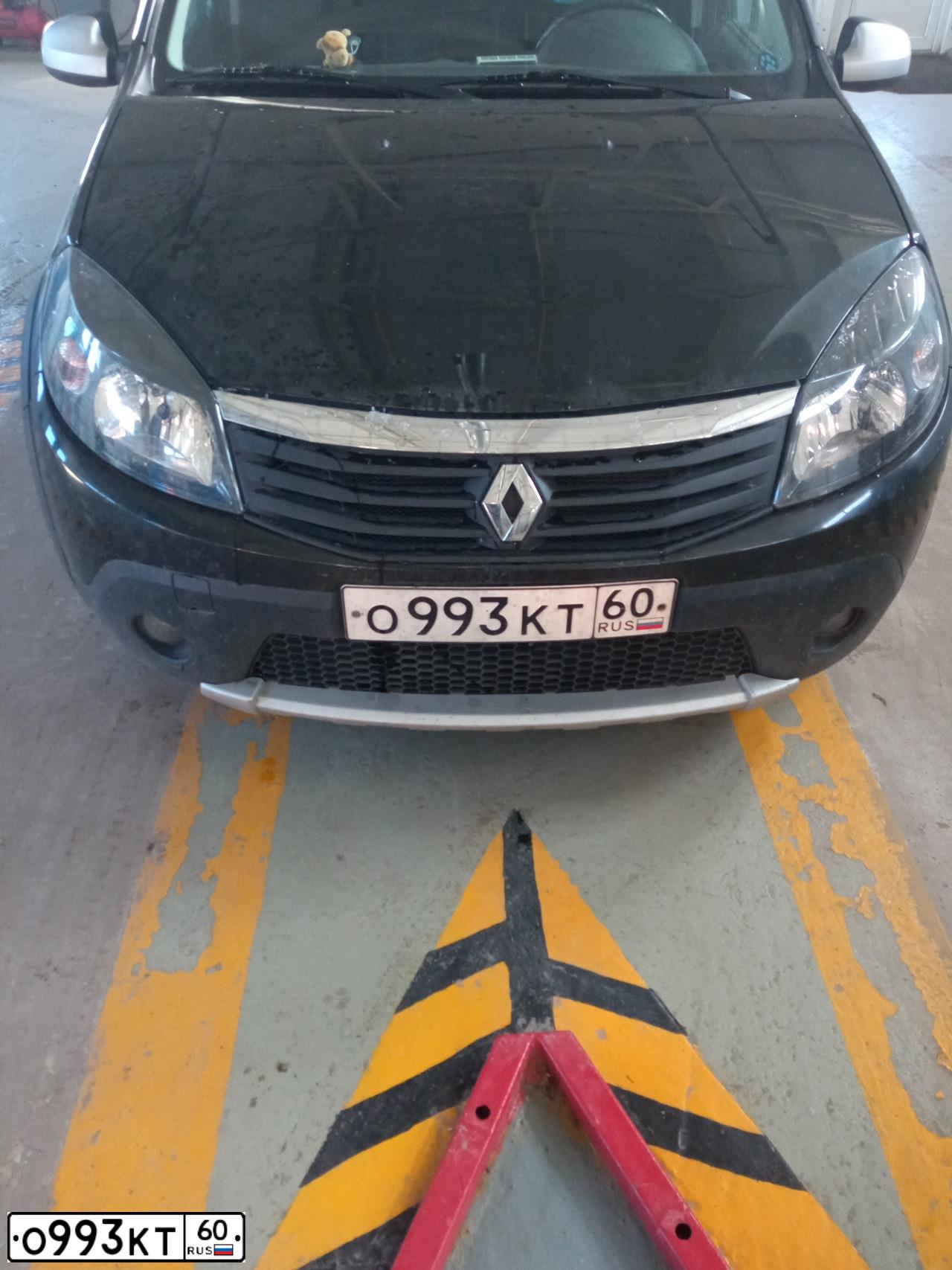 Фото автомобиля RENAULT SANDERO, 2013 — госномер О993КТ60. Цвет: ЧЕРНЫЙ