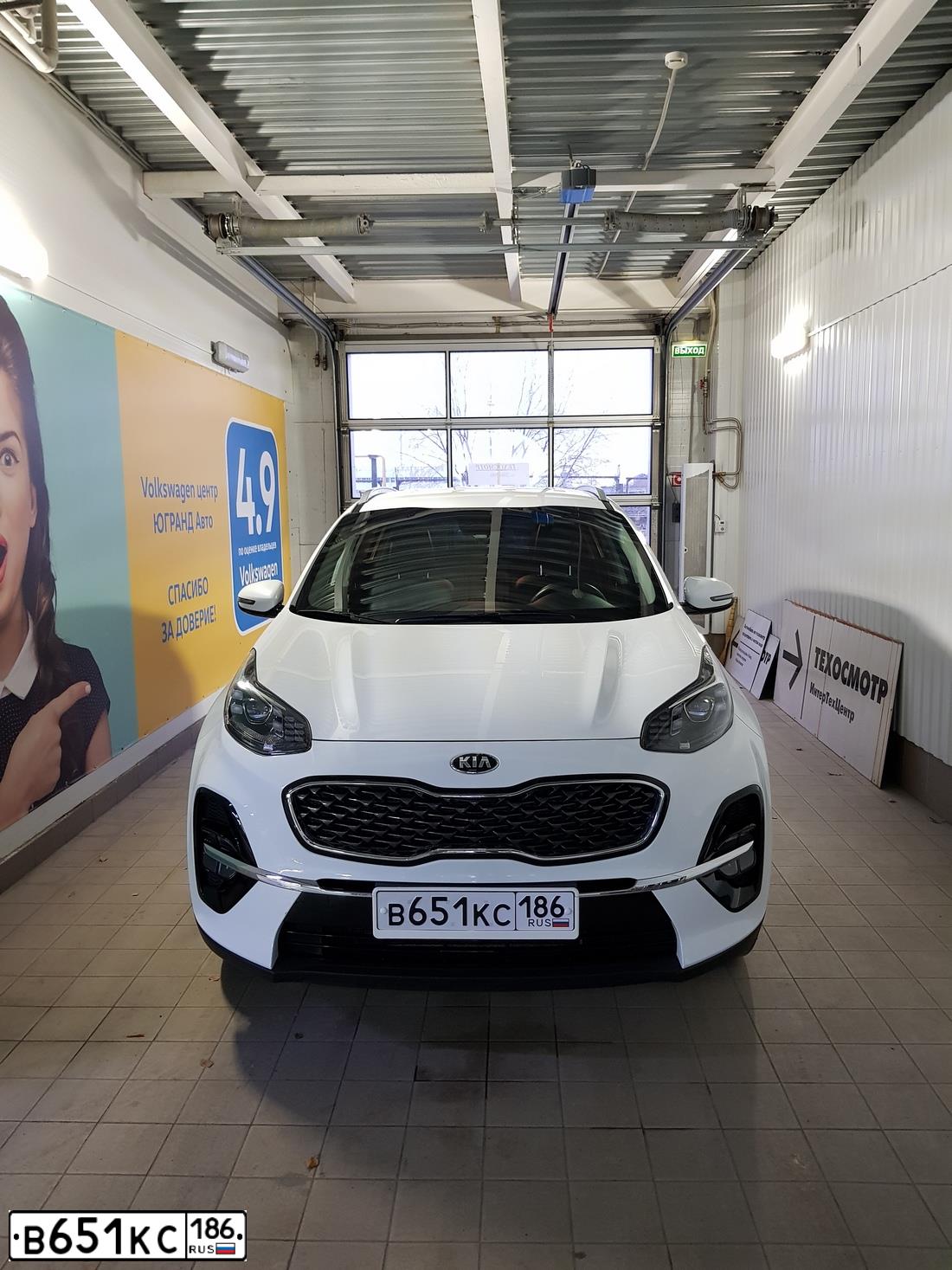 Фото автомобиля KIA SPORTAGE, 2019 — госномер В651КС186. Цвет: БЕЛЫЙ