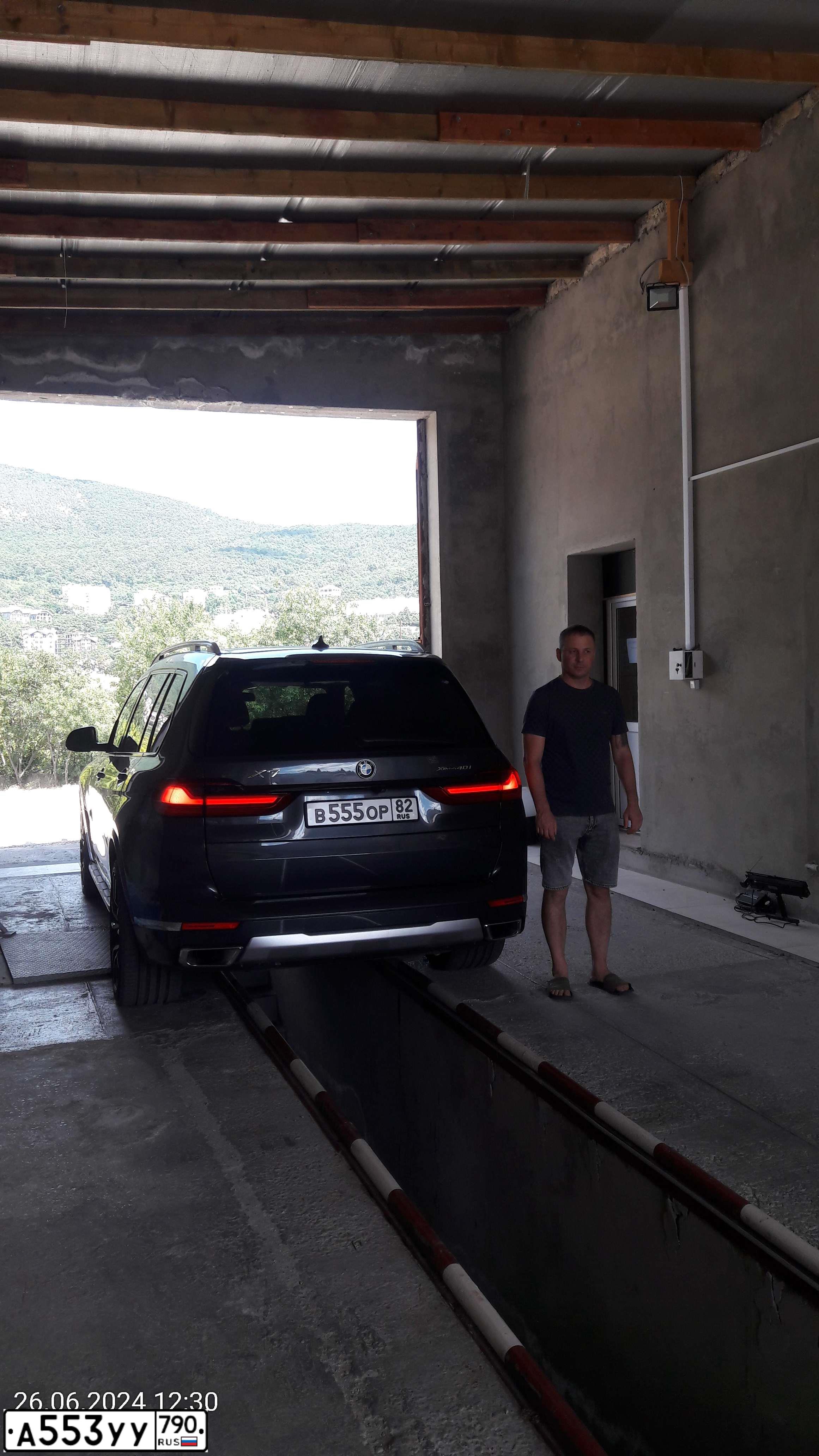 Фото автомобиля BMW X7, 2019 — госномер Е663ВН550. Цвет: СЕРЫЙ