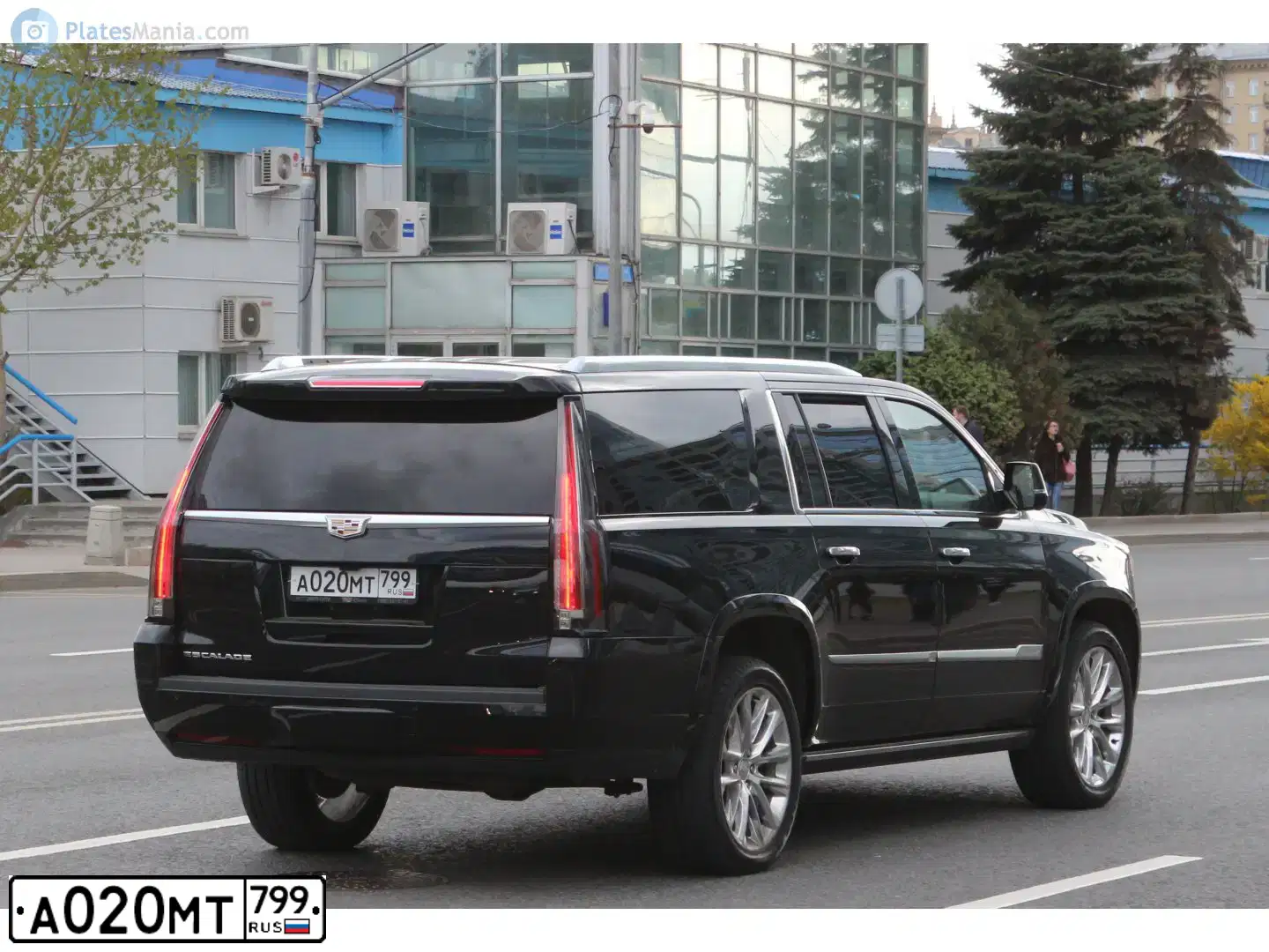 Фото автомобиля CADILLAC ESCALADE, 2018 — госномер А020МТ799. Цвет: ЧЕРНЫЙ