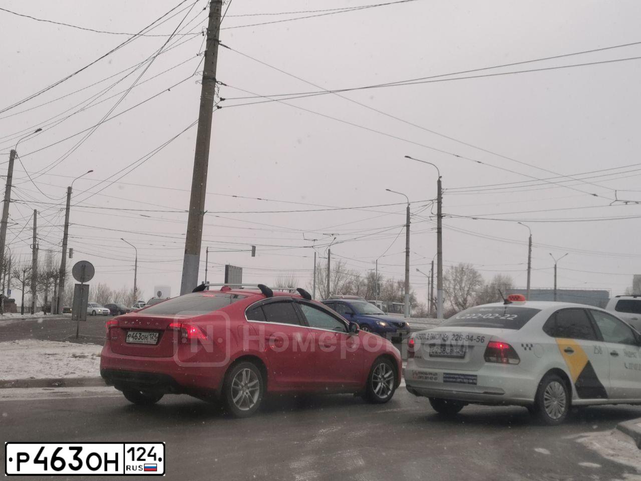 Фото автомобиля TOYOTA COROLLA, 2003 — госномер В322ОТ124. Цвет: Серый