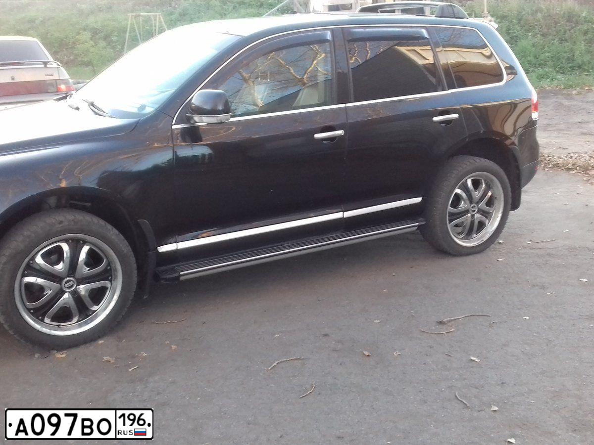 Фото автомобиля VOLKSWAGEN TOUAREG, 2005 — госномер А097ВО196. Цвет: ЧЕРНЫЙ