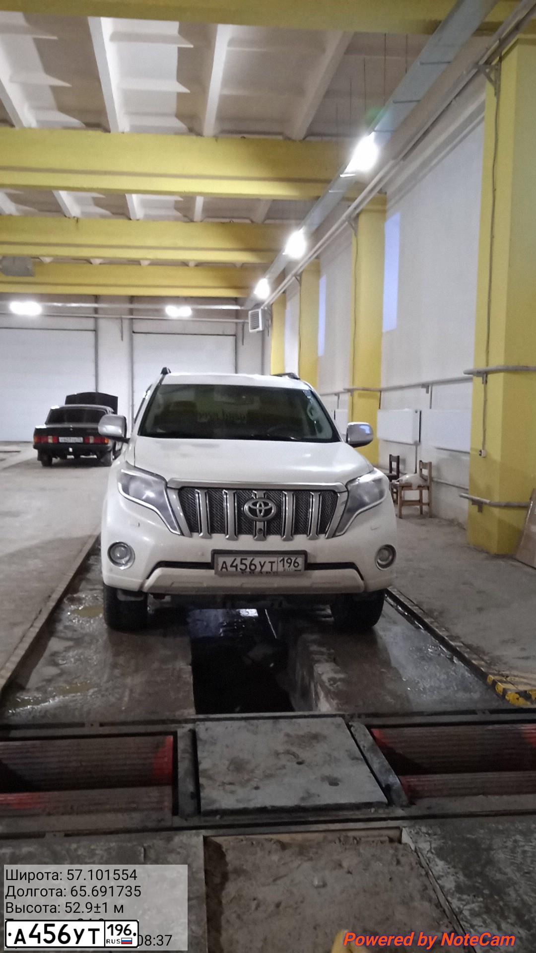 Фото автомобиля TOYOTA LANDCRUISER, 2013 — госномер Т400ЕС72. Цвет: Белый
