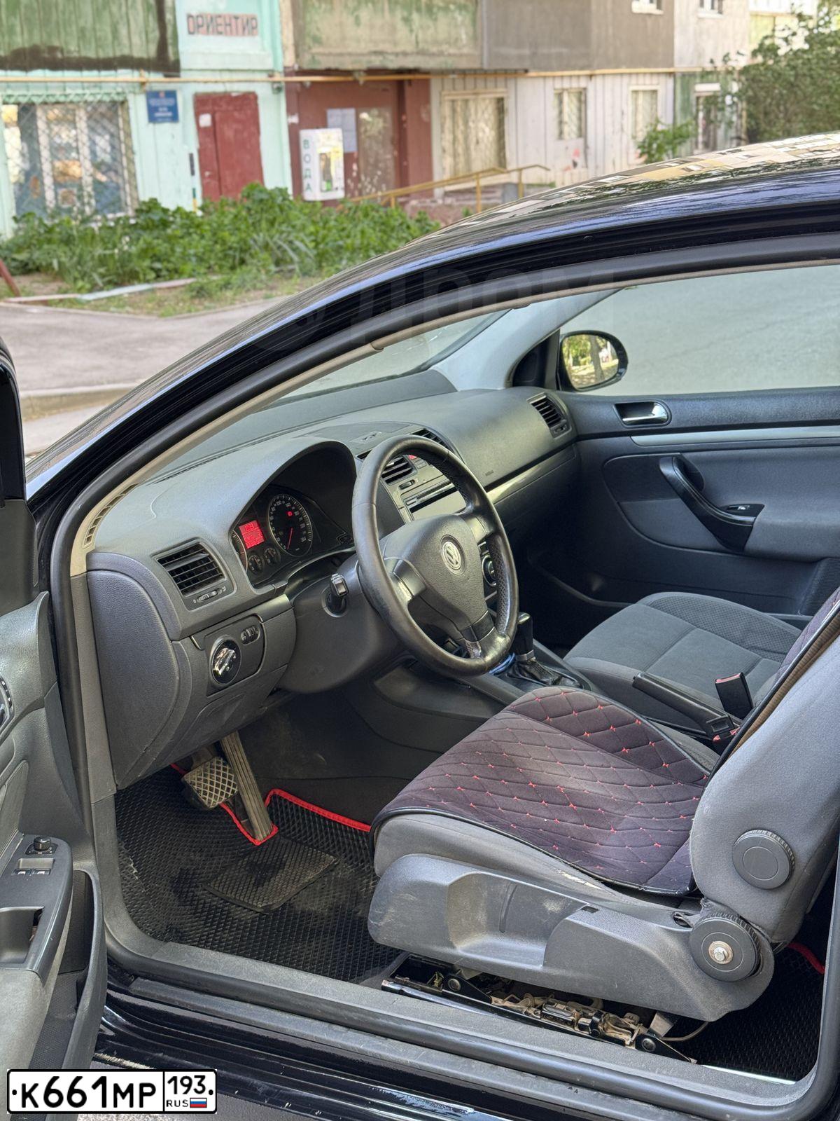Фото автомобиля VOLKSWAGEN GOLF, 2004 — госномер У573РТ174. Цвет: ЧЕРНЫЙ