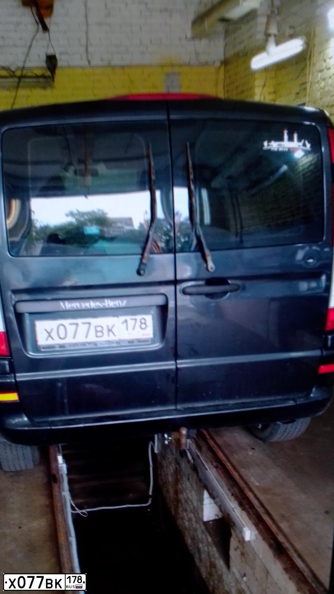 Фото автомобиля MERCEDES VITO, 2006 — госномер Н142КУ10. Цвет: ЧЕРНЫЙ