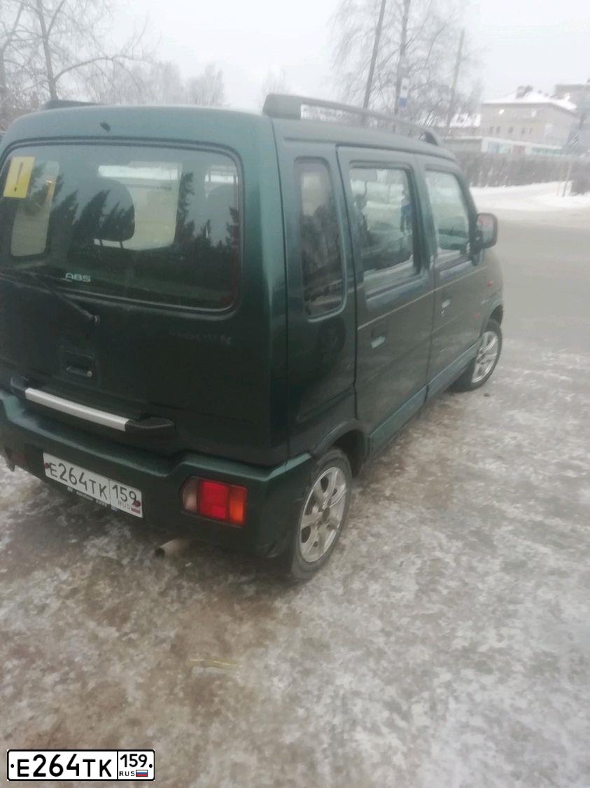 Фото автомобиля SUZUKI WAGON R+, 1999 — госномер М061СА18. Цвет: Темно-зеленый