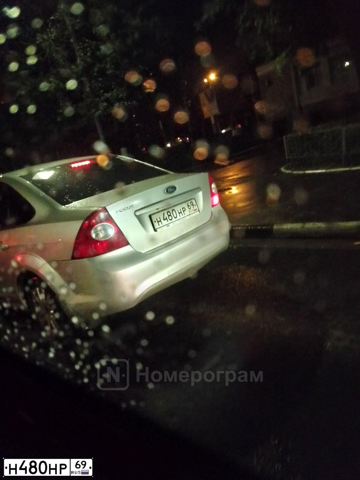 Фото автомобиля FORD FOCUS, 2009 — госномер Н480НР69. Цвет: СЕРЕБРИСТЫЙ