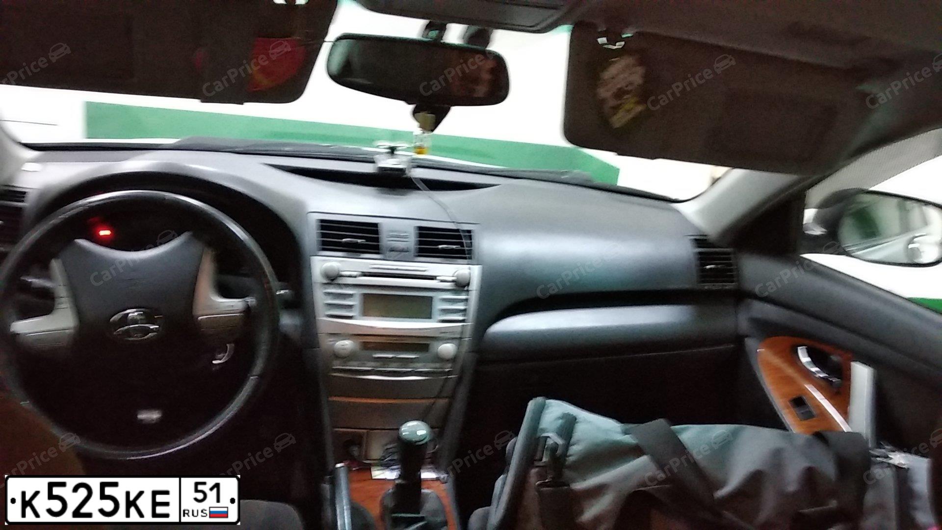 Фото автомобиля TOYOTA CAMRY, 2008 — госномер Е712КУ51. Цвет: серебристый