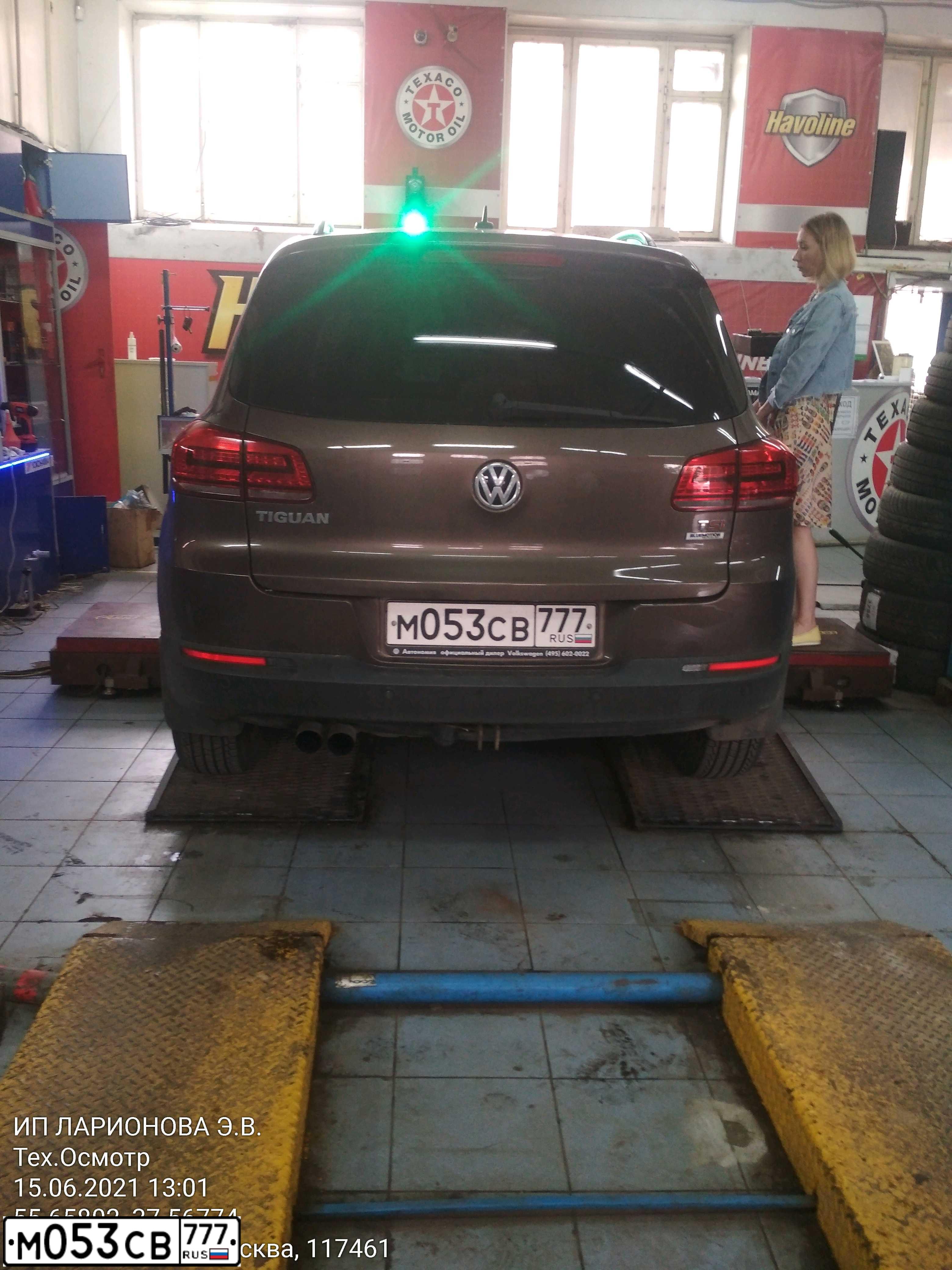 Фото автомобиля VOLKSWAGEN TIGUAN, 2016 — госномер М053СВ777. Цвет: Коричневый