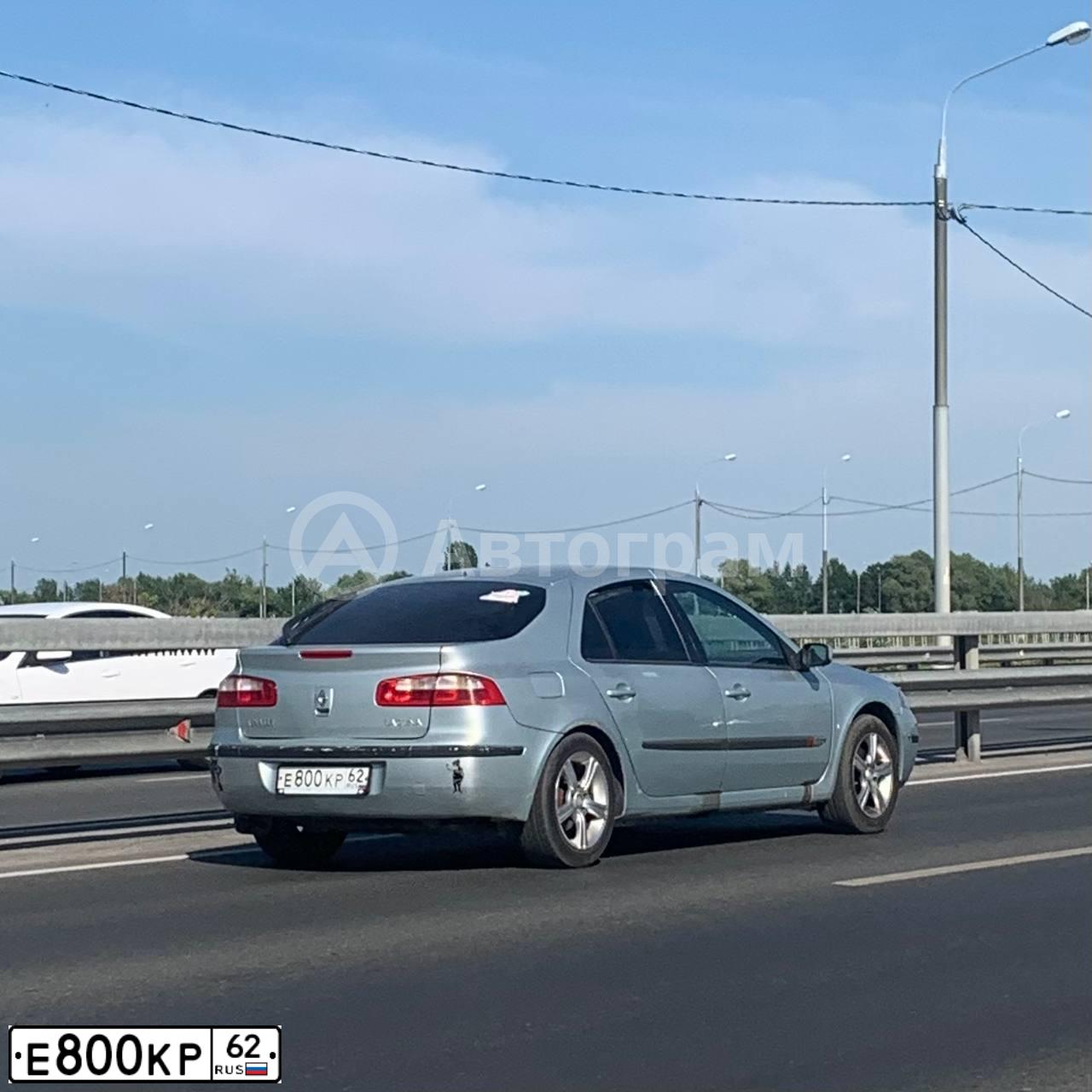 Фото автомобиля RENAULT LAGUNA, 2001 — госномер Е800КР62. Цвет: серебристый