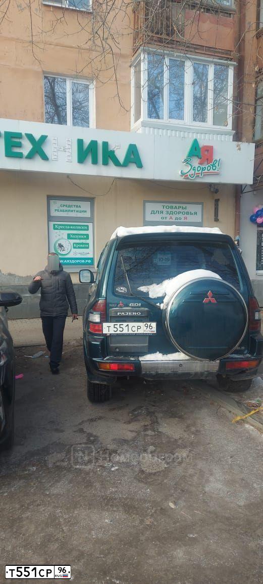 Фото автомобиля MITSUBISHI PAJERO, 2001 — госномер Т551СР96. Цвет: ЗЕЛЕНЫЙ