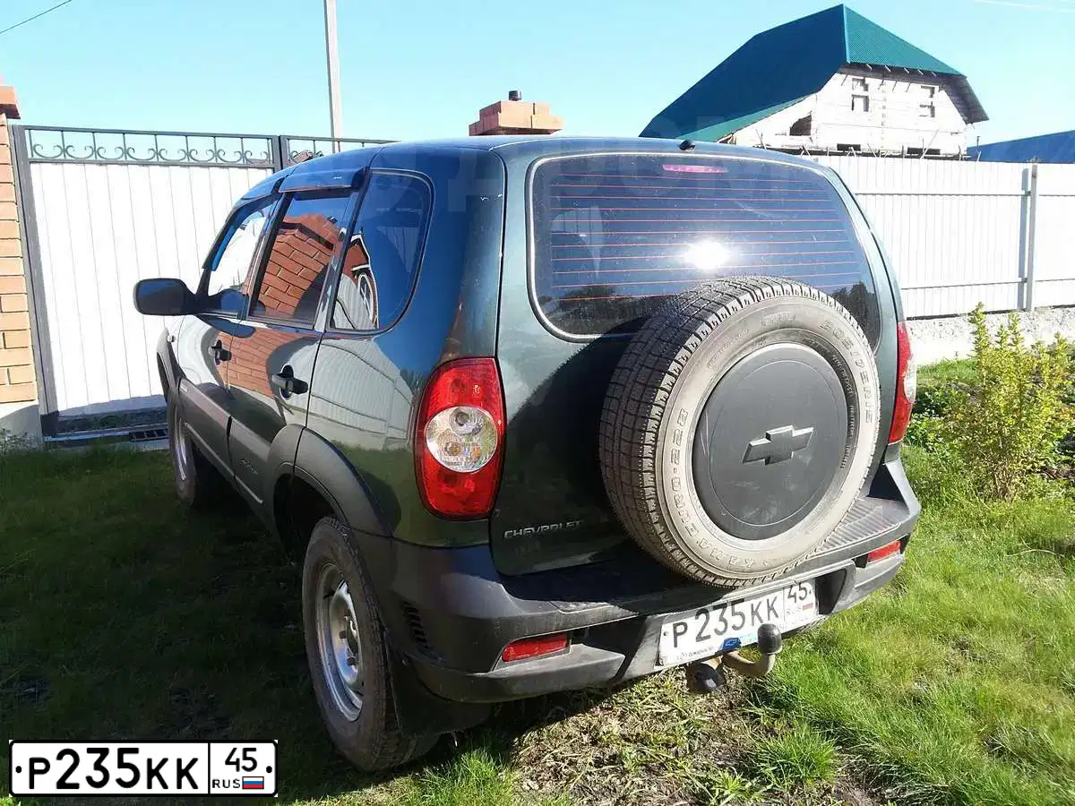 Фото автомобиля CHEVROLET NIVA, 2011 — госномер Р235КК45. Цвет: темный серо-зеленый металлик