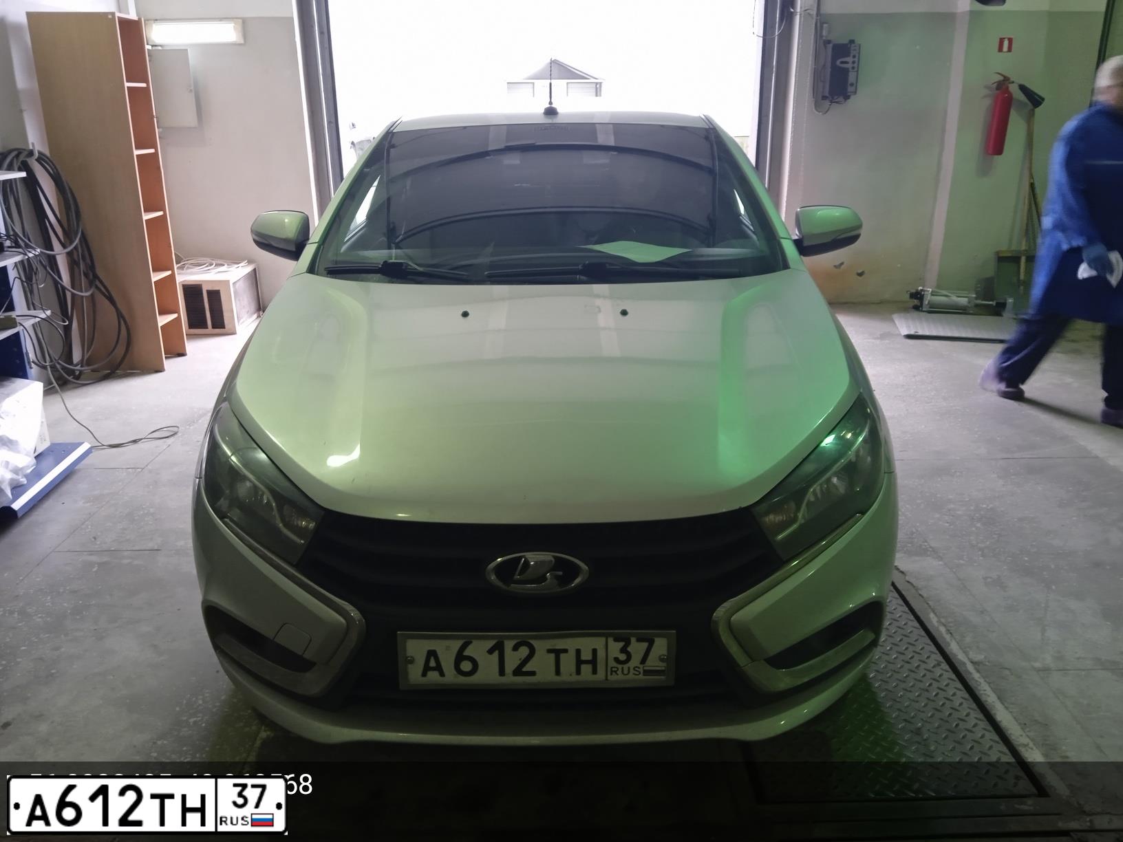 Фото автомобиля LADA VESTA, 2017 — госномер А612ТН37. Цвет: Серебристый
