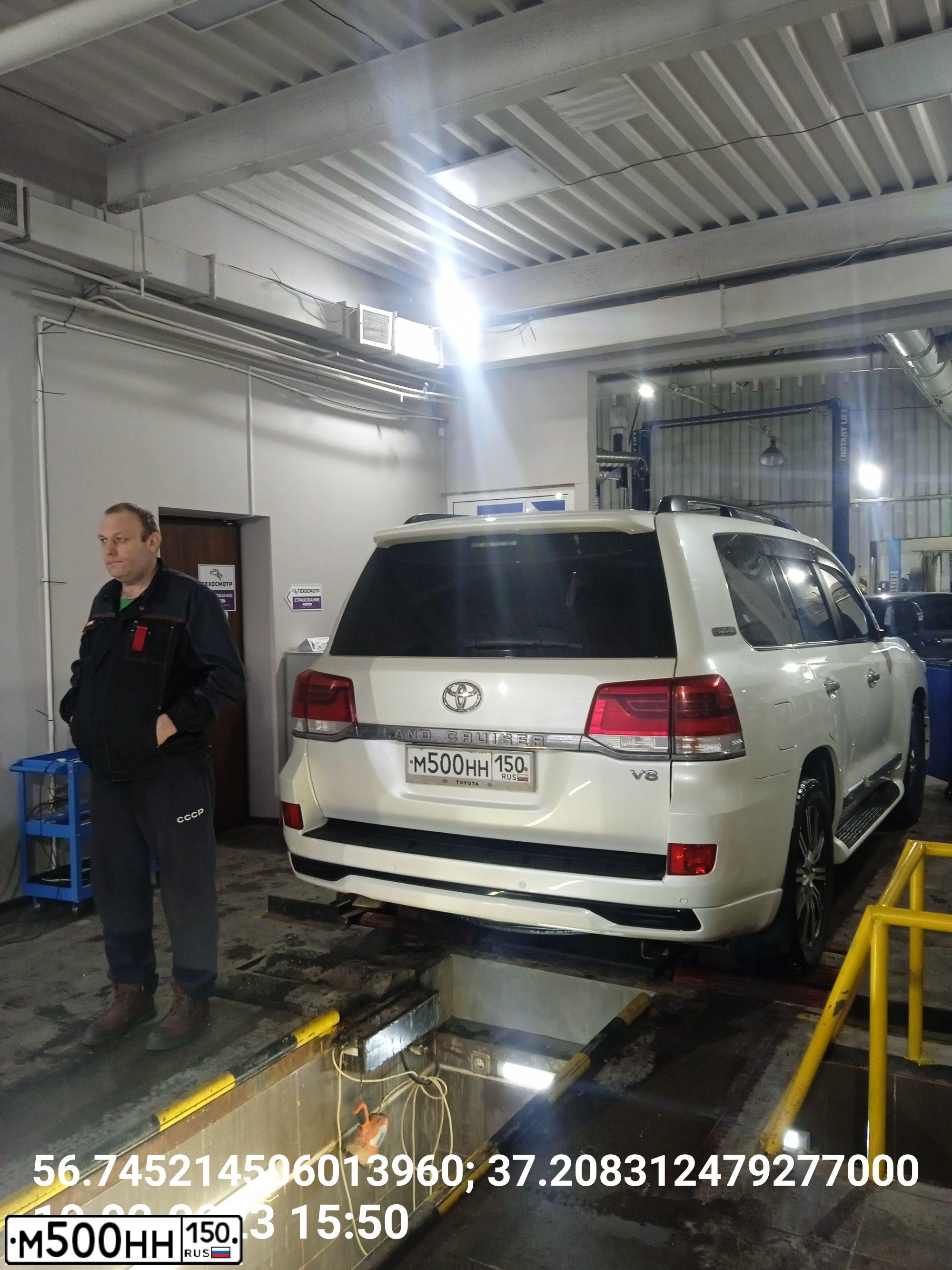 Фото автомобиля LANDROVER RANGE ROVER EVOQUE, 2013 — госномер М500НН150. Цвет: ЯРКО-БЕЛЫЙ